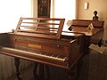 Instrumente aus Beethovens Besitz: Hammerflügel von Thomas Broadwood (Vordergrund), dahinter ein Hammerflügel von Conrad Graf