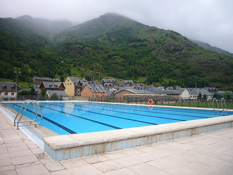 File:Bossost - piscina.JPG