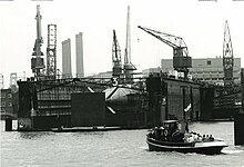 The Walrus-class Zeeleeuw under construction at Rotterdam in 1987 Bouw van de Zeeleeuw (S803) bij de Rotterdamsche Droogdok Maatschappij (2158 017232).jpg