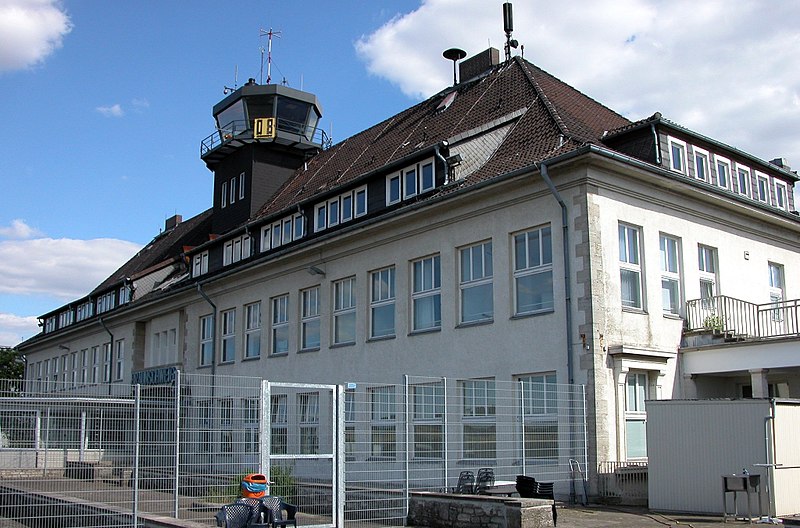 File:Braunschweig Brunswick Flughafen BS-WOB Startbahnseite (2006).JPG