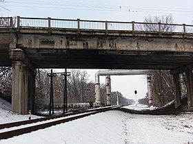 Автомобільний шляхопровід поблизу цвинтаря