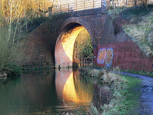 Bridge over the Wilts and Berks canal, Swindon - geograph.org.uk - 1716553
