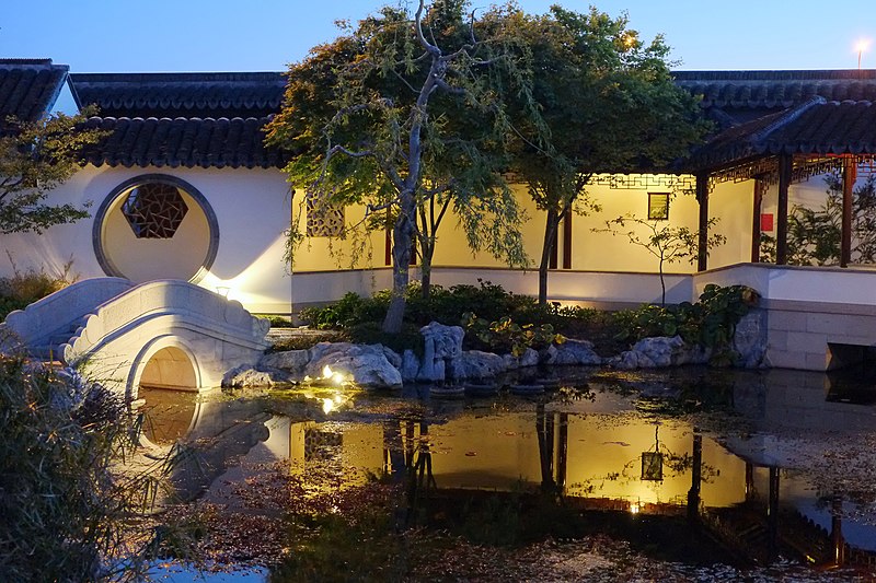 File:Bridge reflecting in the lake in the evening (Dunedin Chinese Garden).jpg