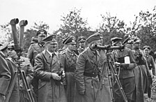 Adolf Hitler, Walter von Reichenau i sztab Hitlera (widoczni Erwin Rommel i Martin Bormann) obserwują ostrzał Warszawy