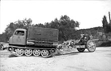 German RSO artillery tractor towing 105 mm howitzer, Albania, 1943 Bundesarchiv Bild 101I-203-1696-25, Albanien, Raupenschlepper Ost mit Kanone.jpg