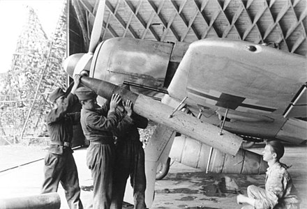 Arming the underwing BR 21 rocket mortar of an Fw 190 A-8/R6 of the JG 26 Stabsschwarm.[78]