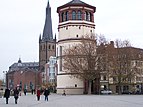 Burgplatz mit Schlossturm und St. Lambertus