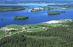 Flygfoto över Göksjön, med byn Bygdeträsk hitom sjön och Kvarnbyn på andra sidan sjön.