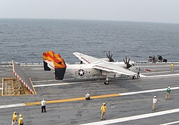 一架正在美国航母卡尔文森特号准备起飞的C-2灰狗式运输机
