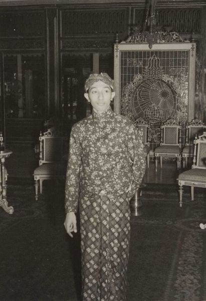 File:COLLECTIE TROPENMUSEUM Pakoe Boewono XII de Susuhunan van Solo in de kraton TMnr 60052129.jpg