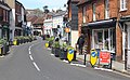 Die Bürgersteige in Farnham, Surrey, wurden durch Verlust einer Fahrspur verbreitert, um soziale Distanzierung zu ermöglichen.