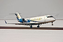 Bombardier CRJ200 à l'aéroport International d'Almaty  le 7 janvier 2013. Trois semaines plus tard cet appareil s'écrase pendant le vol Vol 760 de la SCAT (en).