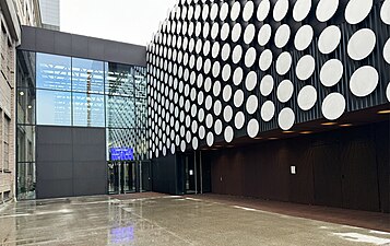 Entrén till Kabelfabrikens ljusgård, med Dansens hus åt höger