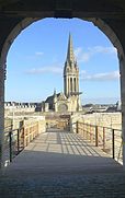 L'église Saint-Pierre, vue depuis la porte Saint-Pierre du château de Caen, dans le Calvados.