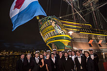 Der Cast bei der Premiere am Scheepvaartmuseum in Amsterdam vor dem Nachbau des Spiegelretourschiffs Amsterdam