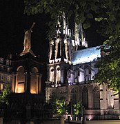 Cathédrale et statue d'Urbain II de nuit.