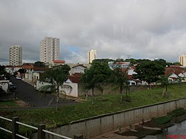 Centro da cidade de Jaboticabal vista do córrego Jaboticabal. A canalização do córrego foi concluída em 2012, depois de duas grandes enchentes, em 1999 e 2006. - panoramio.jpg