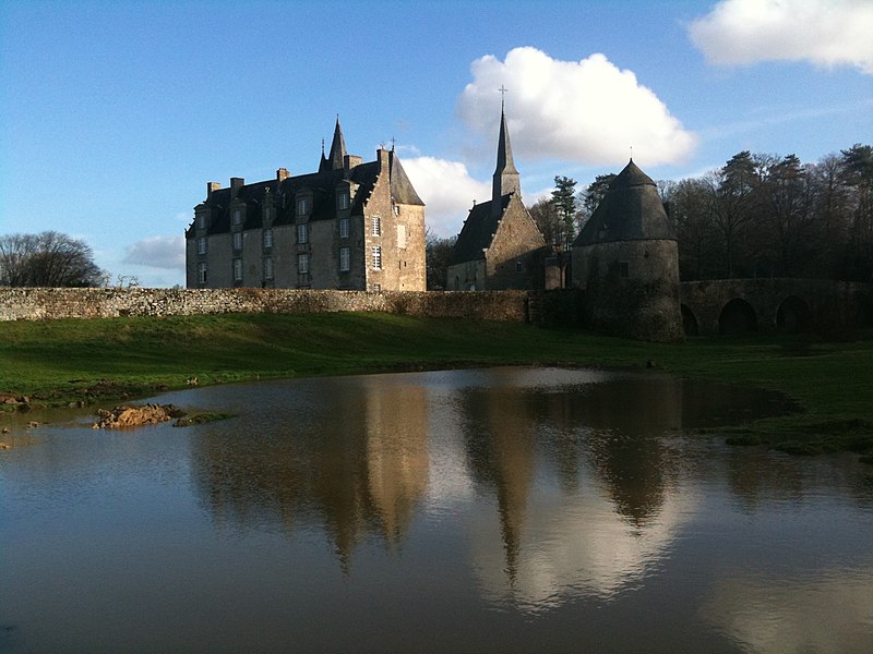 File:Château de Bourgon se reflétant dans les anciennes douves..jpg