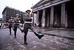 Hedersvakt ur Nationale Volksarmee marscherar vid Neue Wache, 1989.