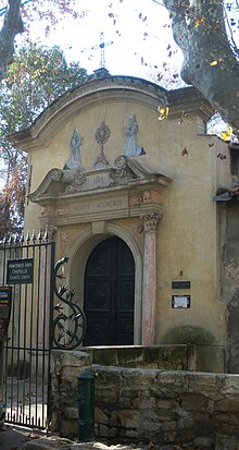 Kapelle der Grauen Büßer, die durch Überqueren des Kanals erreicht wird