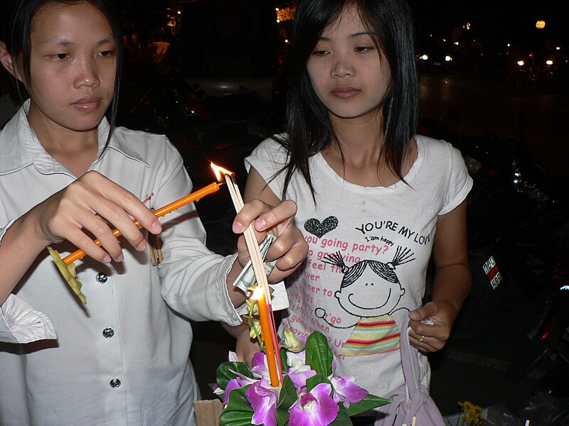 File:Chiang Mai Loi Krathong 2005 026.jpg