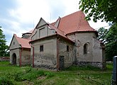 English: Church of Saint George in Hradešín, Kolín District, the Czech Republic. Čeština: Kostel svatého Jiří s rotundou v obci Hradešín, okres Kolín.