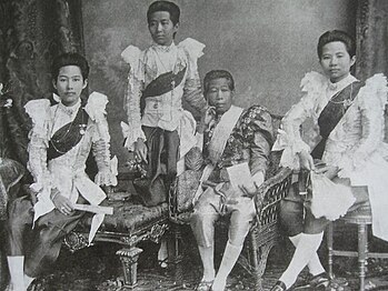 Queen consort Sukhumala Marasri of King Chulalongkorn (Rama V). with her mother and daughters in 1880