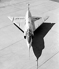 YF-102。胴体はほぼストレートで最後尾が急激にすぼまる。