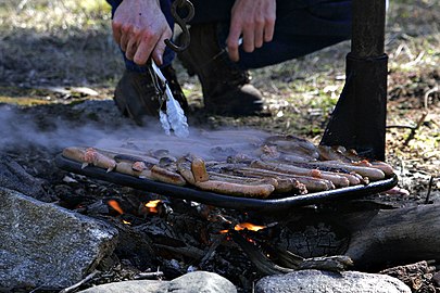 Поджаривание сосисок на гриле