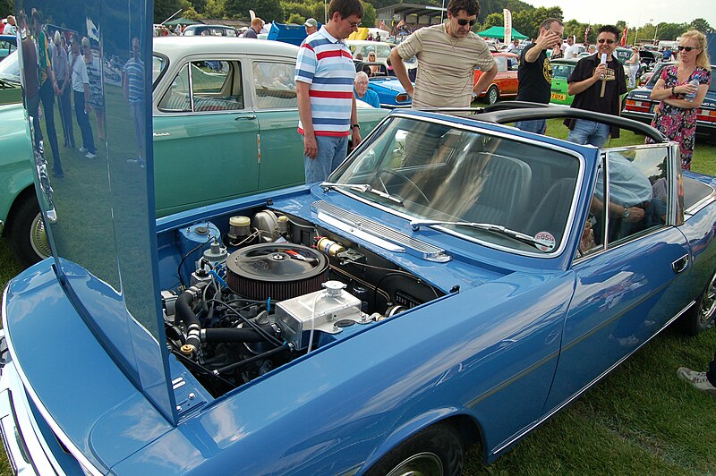 File:Corbridge Classic Car Show 2013 (9234319014).jpg