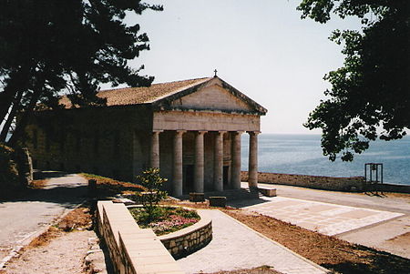 bâtiment néo-classique au bord de la mer