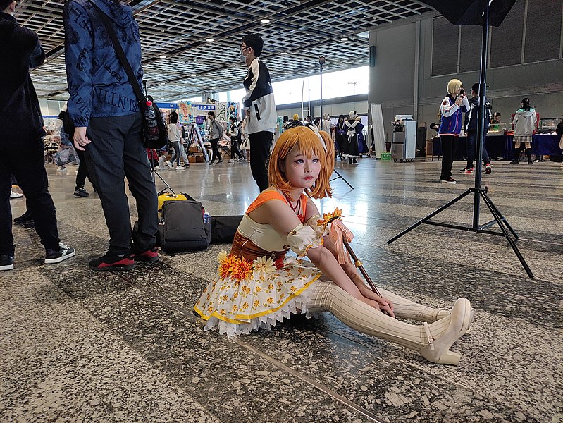 File:Cosplayer with orange hair at 2021 Nanjing CE.jpg