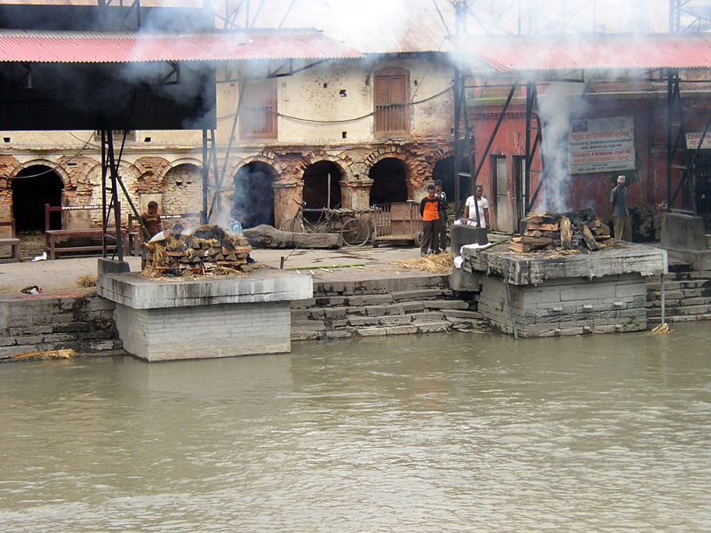 File:Cremation in Pashupatinath.jpg