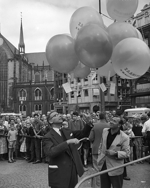 File:Dam tot Dam race , eerste dag. Burgemeester Van Hall laat ballonnen op., Bestanddeelnr 910-6169.jpg