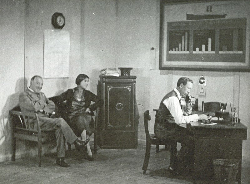 File:Direktør Holger Hofman, Lilly Lamprecht og Otto Schray i Dansk Radio-Aktieselskabs Lokaler i Frihavnen.jpg