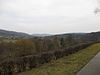 Blick durch das Dombachtal dekat Dombach südostwärts pusat am Horizont gelegen Pfaffenkopf (rechte Kuppe) dan dem Breiteberg (linke Kuppe)