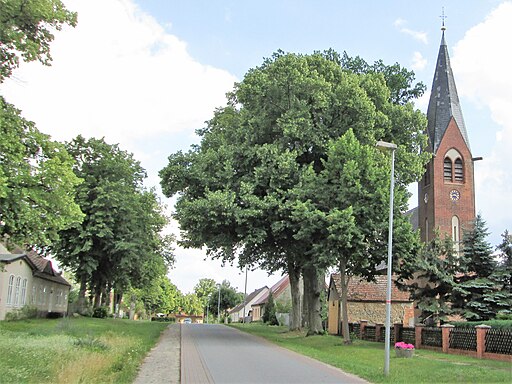 Dorfkirche und Strasse Glambeck