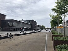 Blick vom Portsmouthplatz über der abgedeckelten Autobahn auf den Haupteingang des Duisburger Hbf