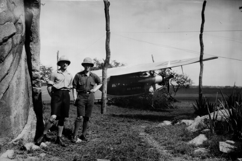 File:ETH-BIB-Alfred Künzle und Mechaniker Wegmann im Serengeti Camp-Kilimanjaroflug 1929-30-LBS MH02-07-0049.tif