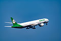 长荣航空的波音777-300ER型客机在关西国际机场起飞