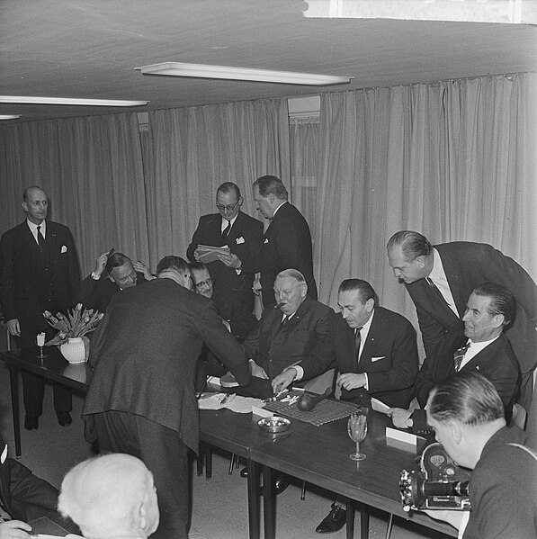 File:Einde bezoek bondskanselier dr Ludwig Erhard en gaf persconferentie in het Haag, Bestanddeelnr 916-1326.jpg