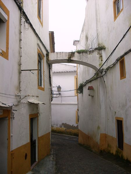 File:Elvas - Rua perto da antiga Sé.JPG