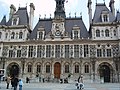 En face de la mairie de Paris