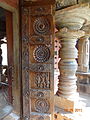 南インドen:Banavasiの寺院の彫刻のほどこされた木製ドア