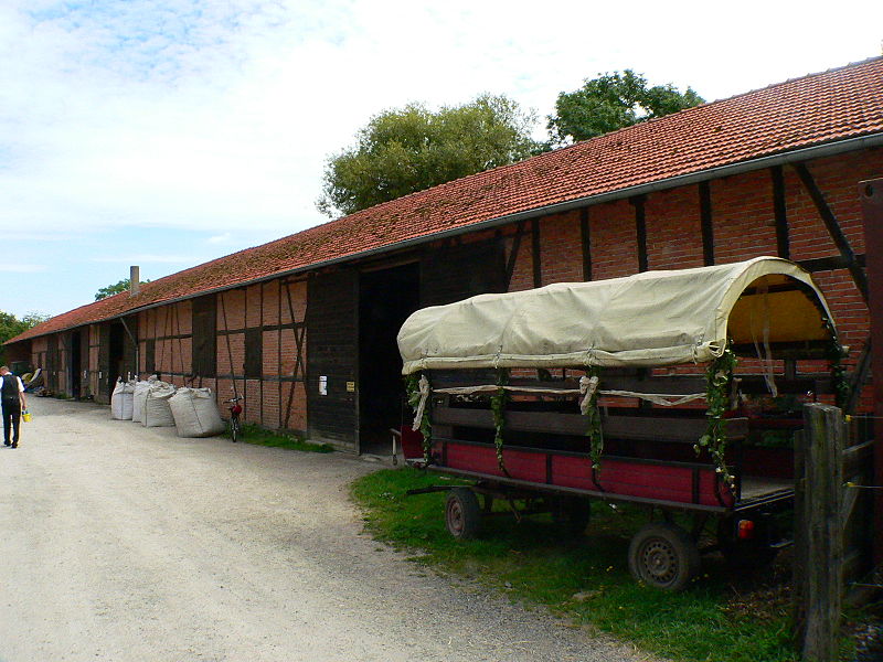 File:Ernstfarm Stallungen Süd.jpg