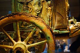 Detalle de una rueda del Carro etrusco de Monteleone di Spoleto. Museo Metropolitano de Arte de Nueva York.