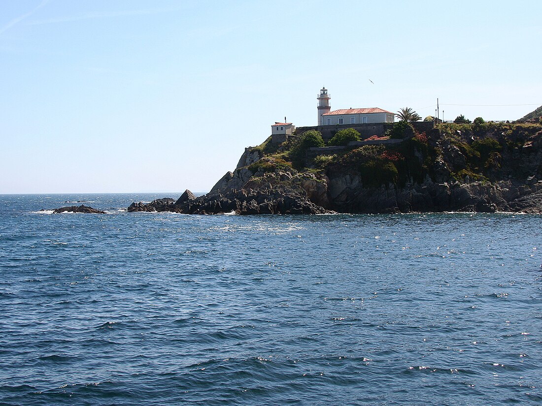 File:Faro de Cudillero.jpg