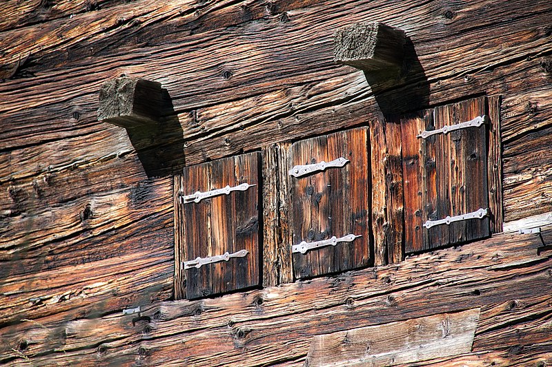 File:Fensterlaeden an einem Chalet bei Zermatt - panoramio.jpg