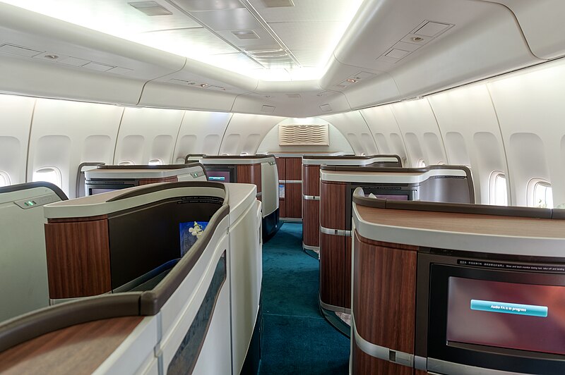 File:First class cabin B747-400 Cathay Pacific.jpg