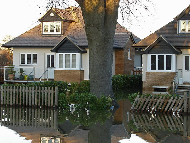 File:Flooded houses, Chertsey (geograph 3812479).jpg